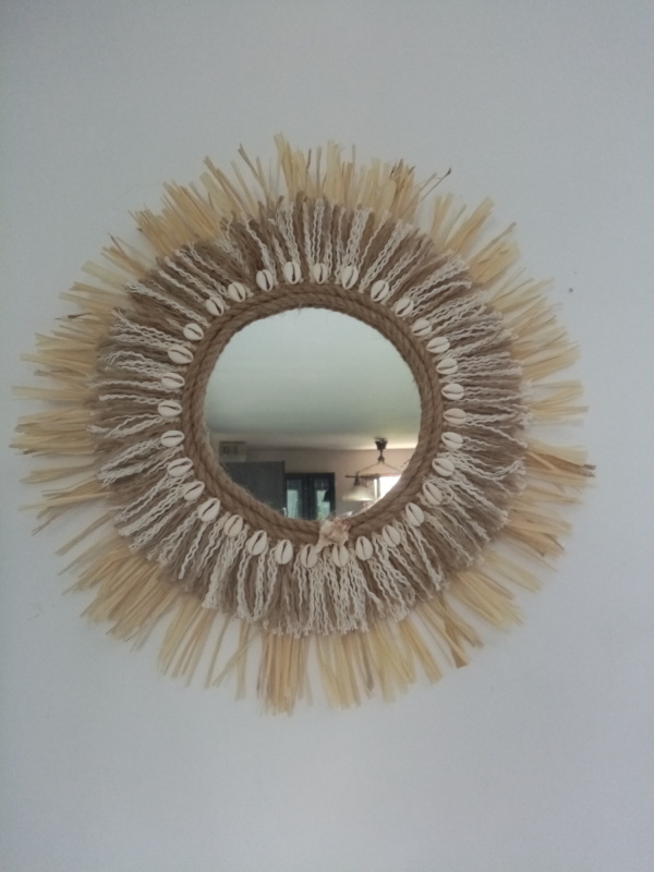 Miroir juju hat avec raphia, corde de jute et de codron et coquillages collés tout autour du miroir