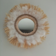 Miroir juju hat avec raphia, plumes blanches, corde de jute et coquillages collés tout autour