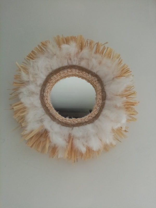 Miroir juju hat avec raphia, plumes blanches, corde de jute et coquillages collés tout autour