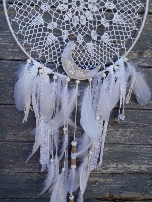 Petite lune en bois chantourné et patiné et plumes blanches sur attrape rêve couleur blanc