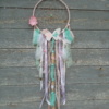 Attrape rêve multicolore avec dentelle, plumes de couleurs différentes, petits bouts de bois flotté et petit papillon en bois chantourné et patiné