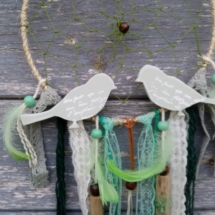 Deux petits oiseaux en bois chantournés et patinés sur attrape rêve thème oiseaux