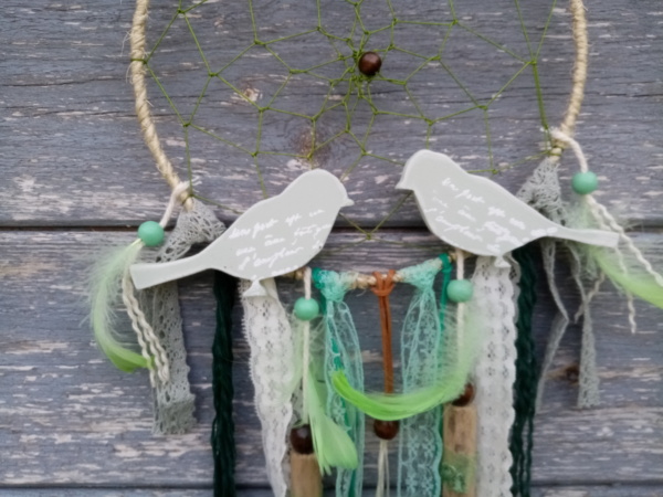 Deux petits oiseaux en bois chantournés et patinés sur attrape rêve thème oiseaux