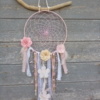 Attrape rêve couleur rose avec dentelle, petits bouts de bois flotté, fleurs en bois chantournés et patinés.