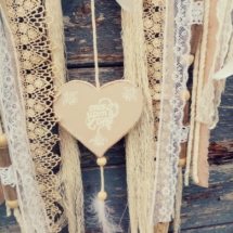 Coeur en bois chantourné suspendu sur un attrape rêve style shabby