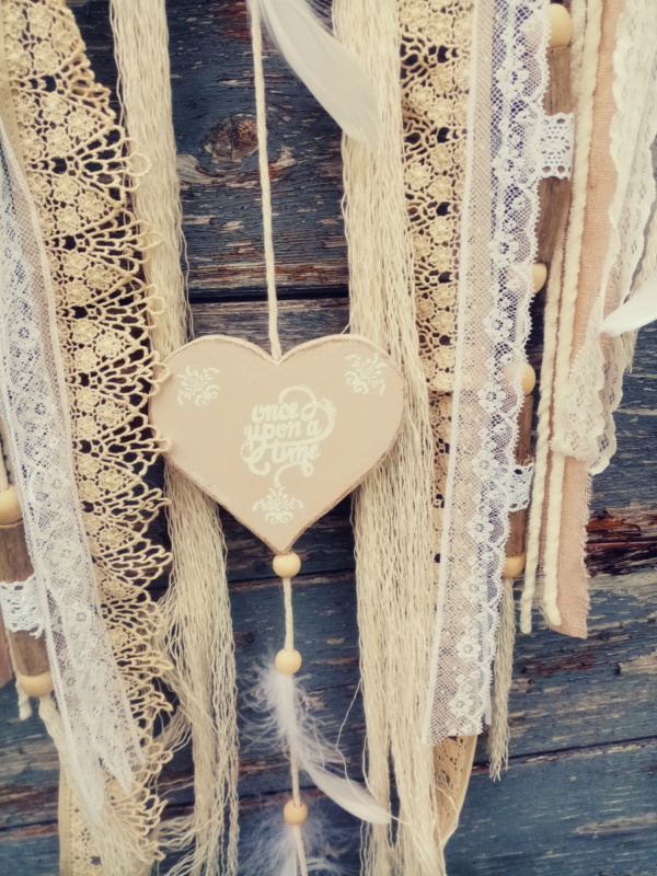 Coeur en bois chantourné suspendu sur un attrape rêve style shabby