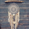 Attrape rêve style shabby avec ancien napperon, dentelle de Caudry, coeur en bois chantourné et patiné, petits bouts de bois flotté et fleurs en tissus shabby.