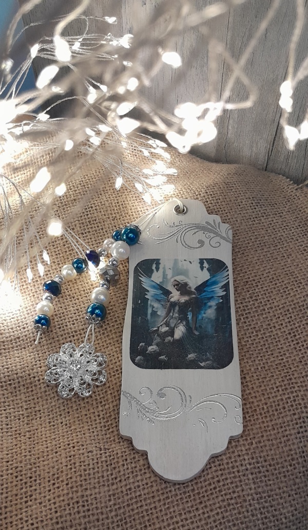 marque page en bois fée avec ailes d'ange bleues